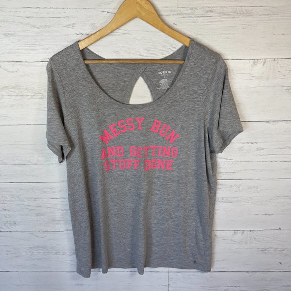TORRID ACTIVE GRAY "MESSY BUN AND GETTING STUFF DONE" CUT OUT BACK T-SHIRT SZ 1 - Picture 3 of 9